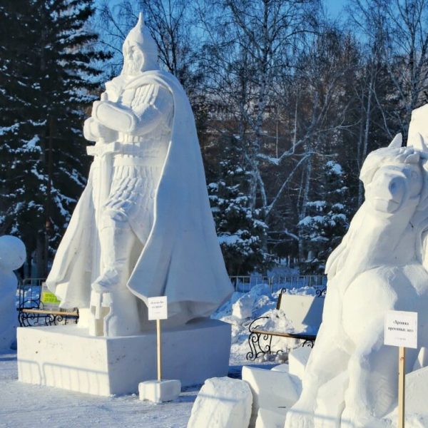 Masters of ice sculptures will recreate the characters of Russian fairy tales at the festival of snow figures in Kurgan